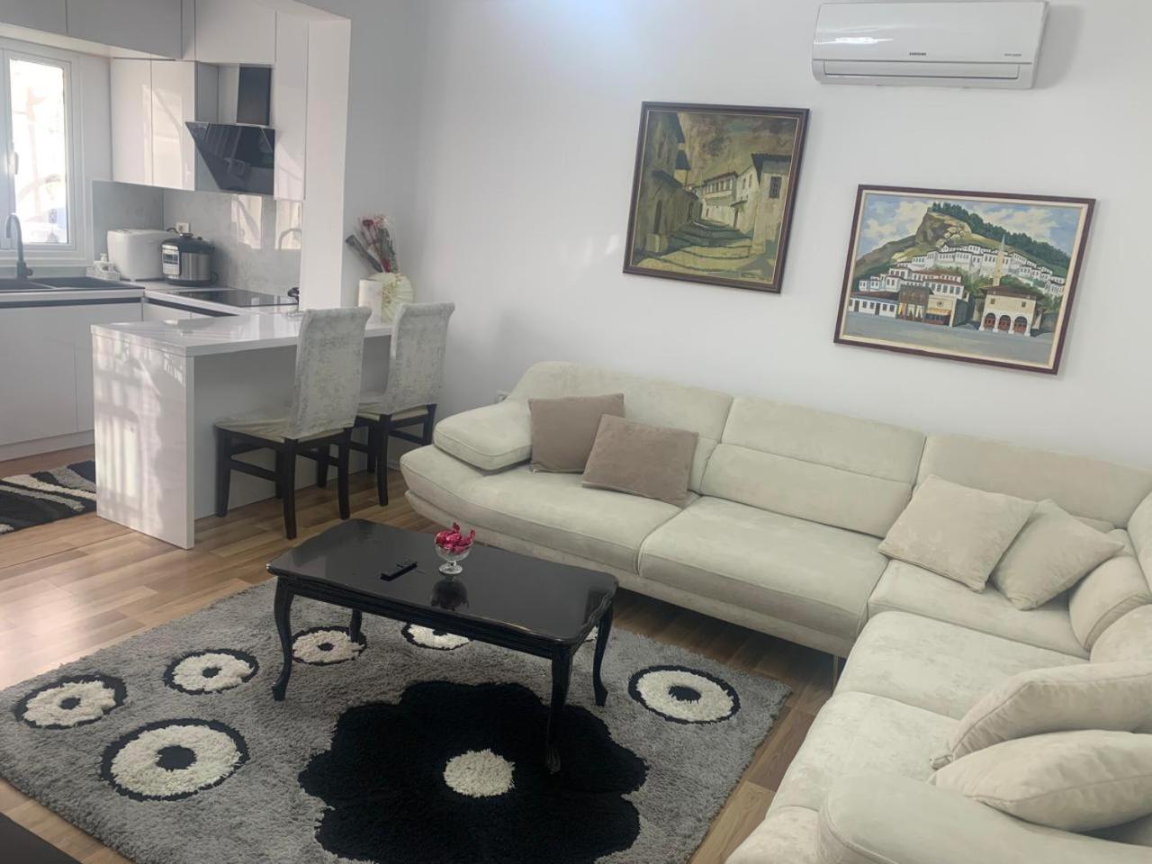 Flat In Berat'S Center Leilighet Eksteriør bilde